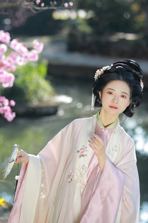 上海龙凤花坛：花坛的温暖，花香拥抱人心 - 上海龙凤419